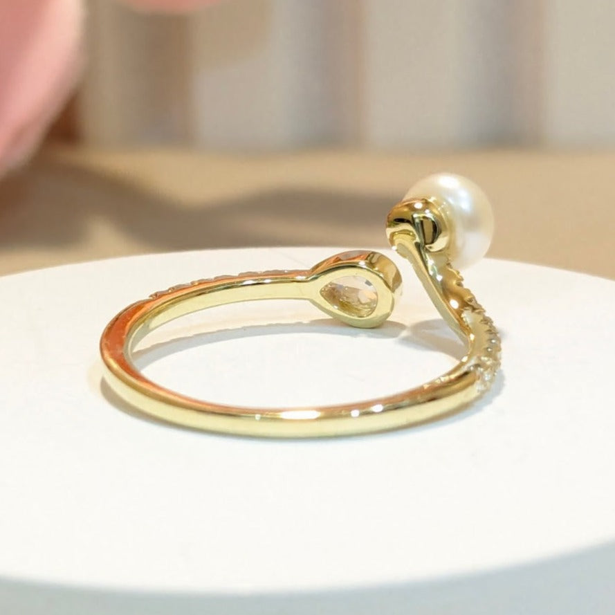 PRIMA DONNA SERIES - Pearl with 5A Zirconia 18k Gold Plated Adjustable Finger Ring