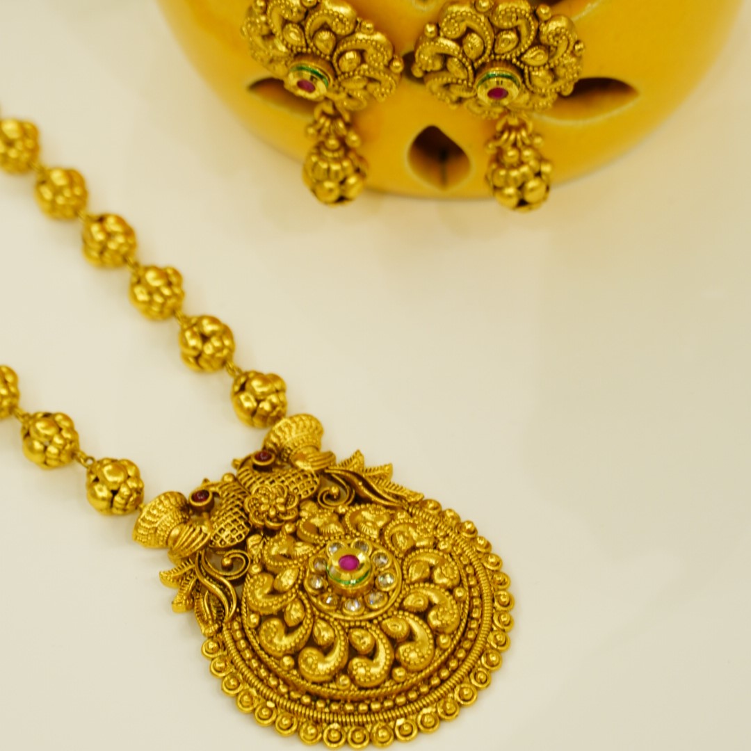 Traditional Pendant in Beaded Chain with Drop Earrings