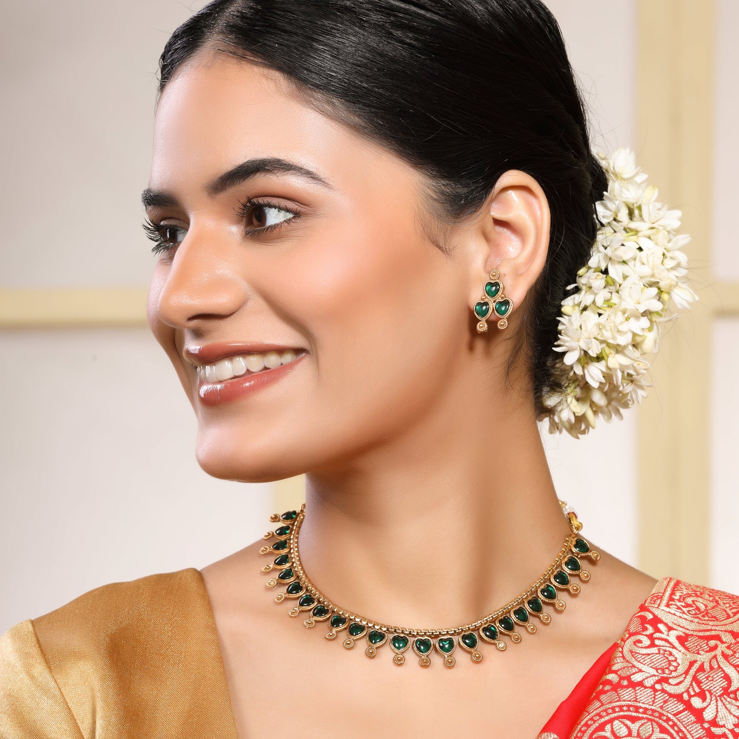 Charming Antique Matte Gold Heart-Shaped Green Kemp Stone Necklace Set