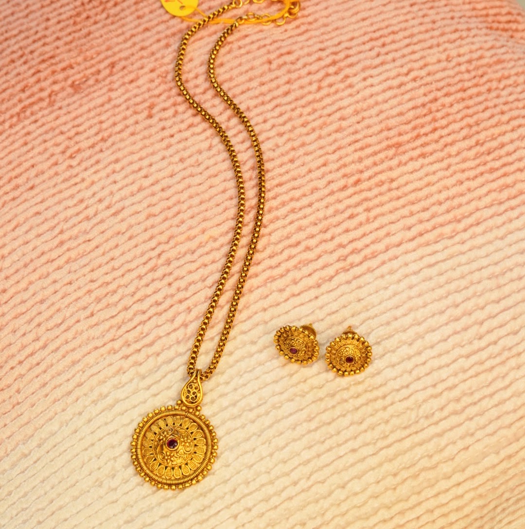 Traditional Chain Pendant Set with Stud Earrings