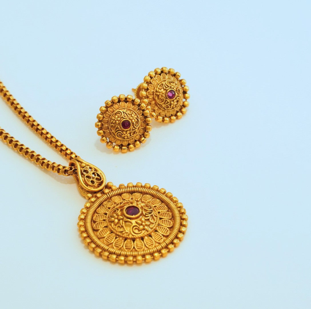 Traditional Chain Pendant Set with Stud Earrings