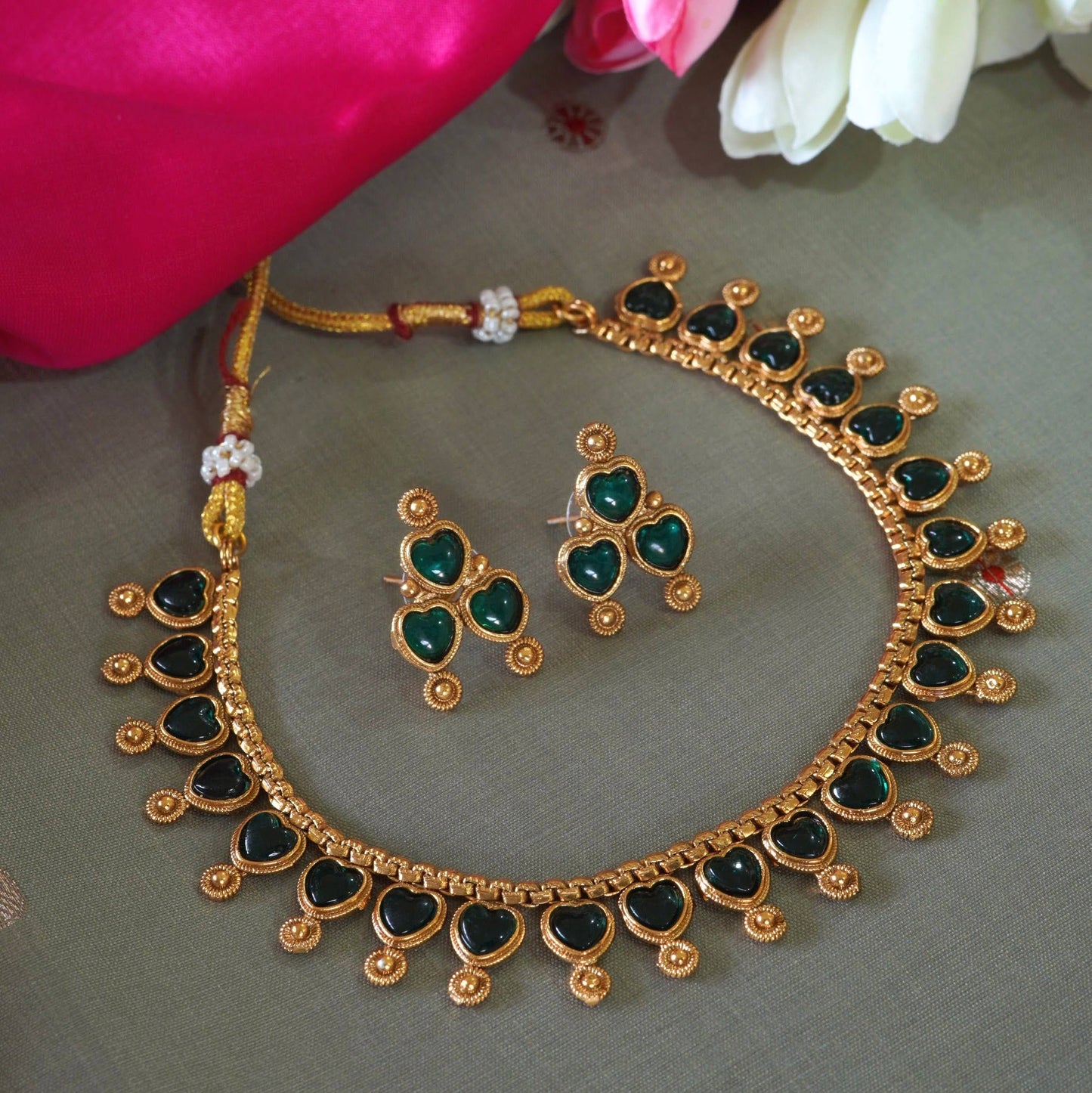 Charming Antique Matte Gold Heart-Shaped Green Kemp Stone Necklace Set