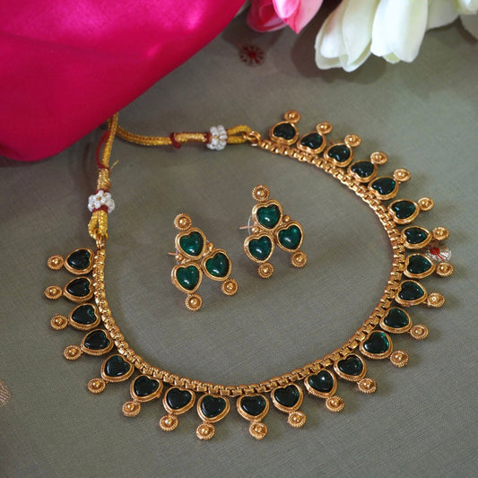 Charming Antique Matte Gold Heart-Shaped Green Kemp Stone Necklace Set