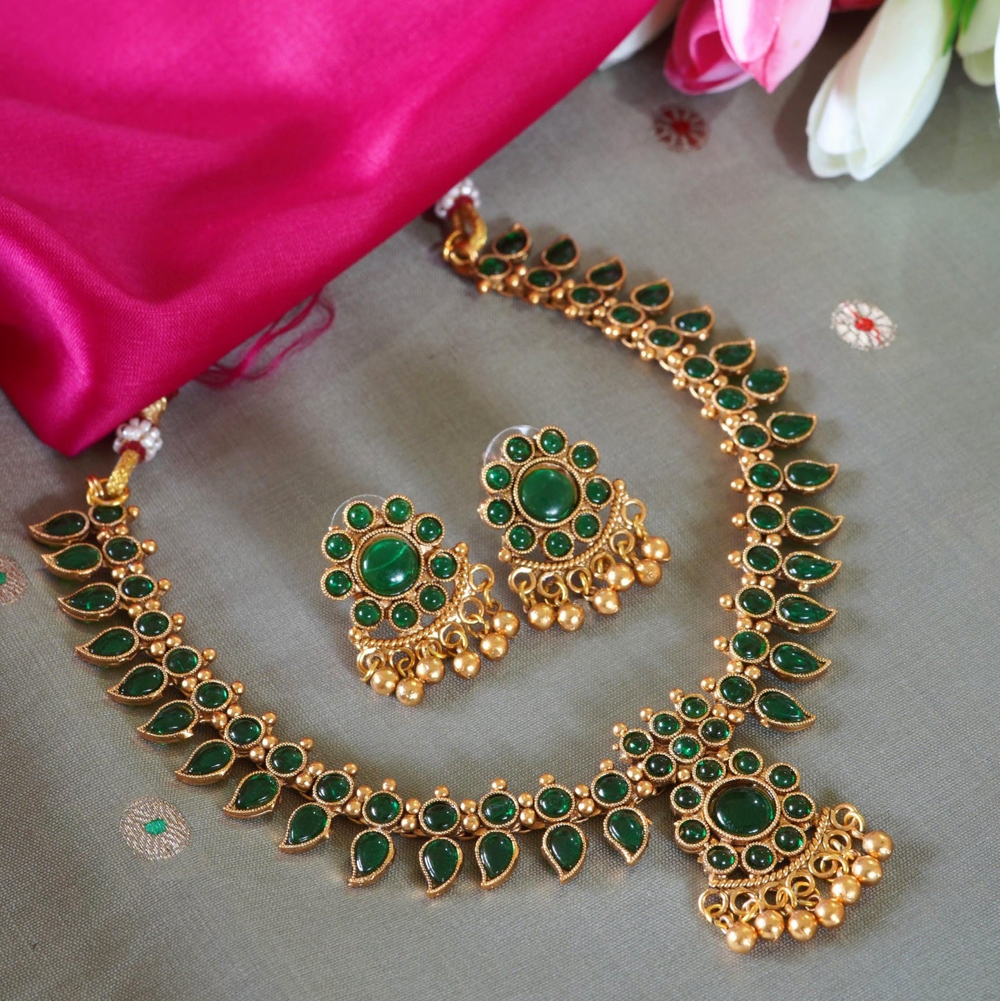 Graceful Green Kemp-Stone Leafy Matte Gold Necklace Set