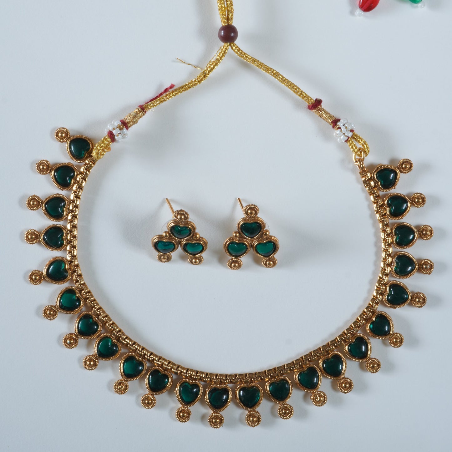 Charming Antique Matte Gold Heart-Shaped Green Kemp Stone Necklace Set