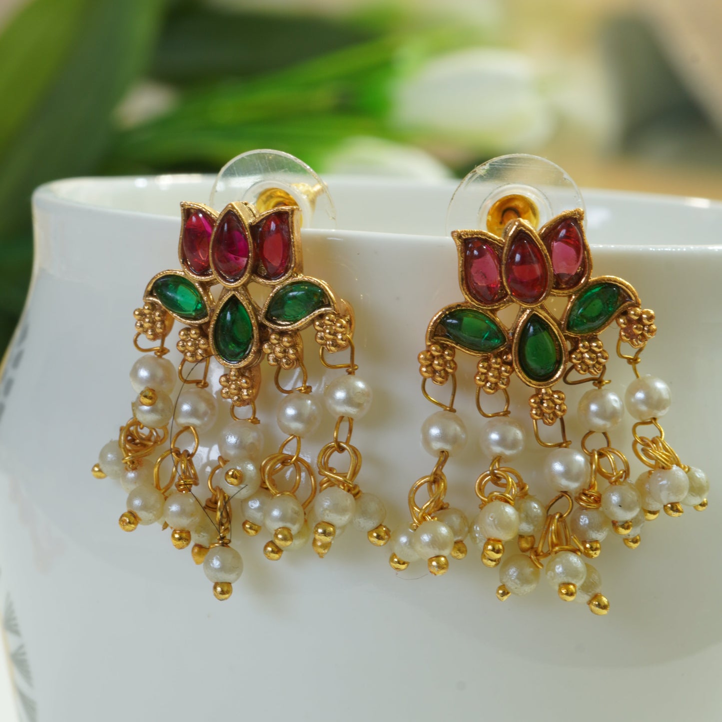 Vibrant Kemp Stones & Pearl Studded Lotus Necklace Set