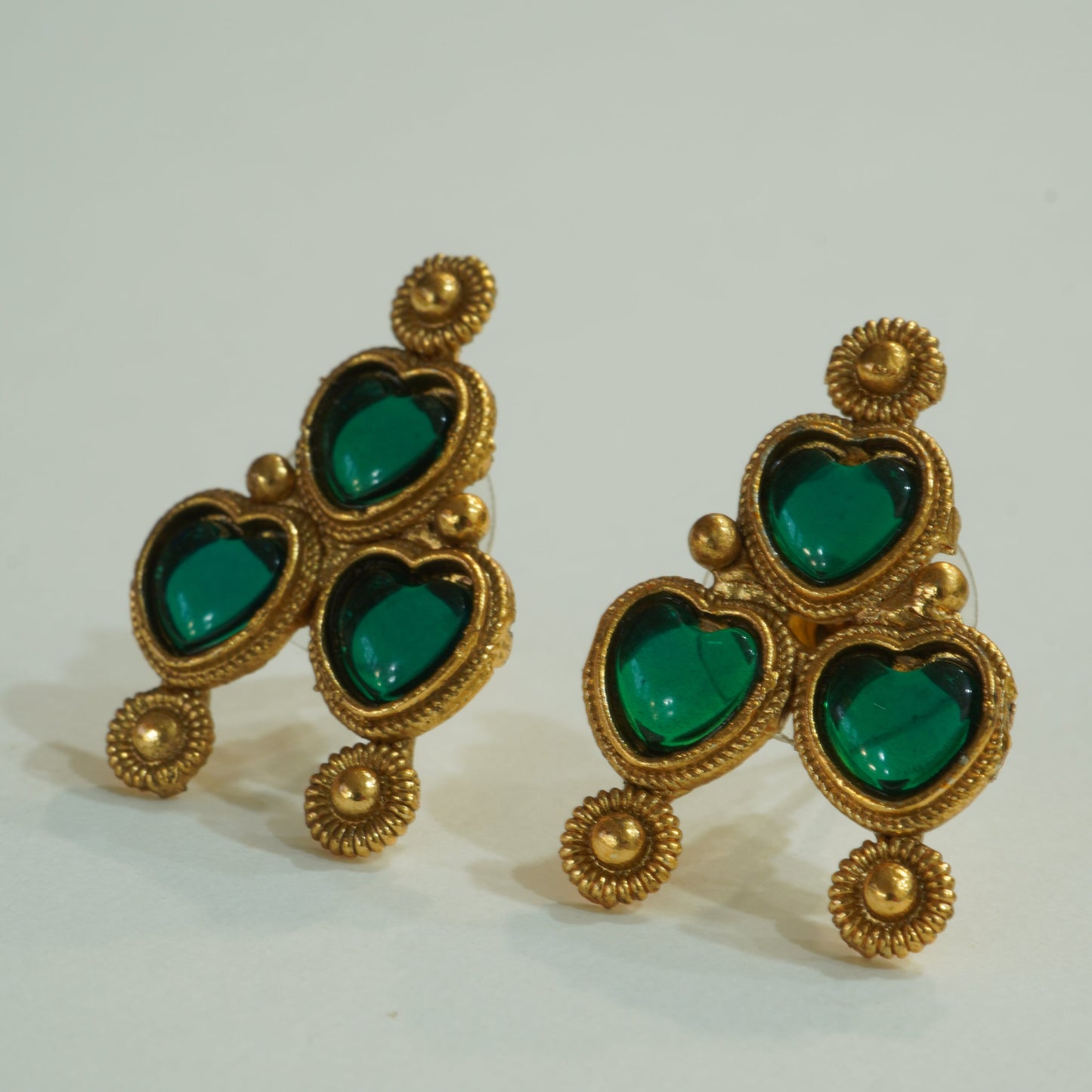 Charming Antique Matte Gold Heart-Shaped Green Kemp Stone Necklace Set