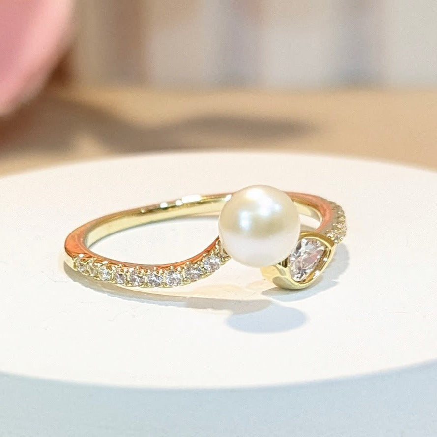 PRIMA DONNA SERIES - Pearl with 5A Zirconia 18k Gold Plated Adjustable Finger Ring