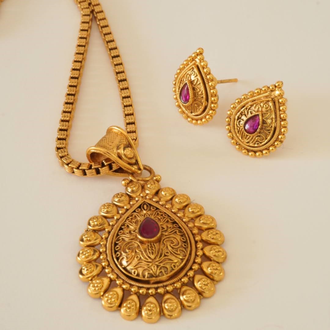 Classy Drop Pendant Brass Chain Set