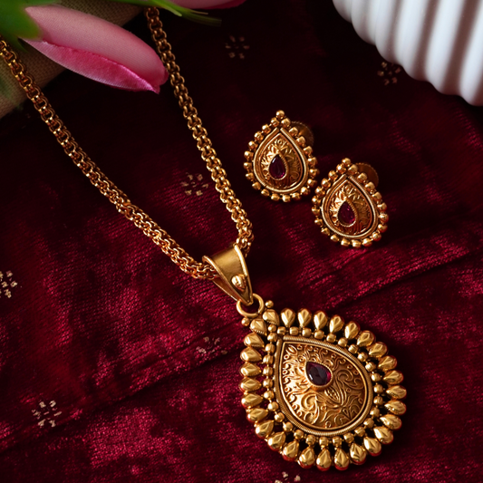 Classy Drop Pendant Brass Chain Set