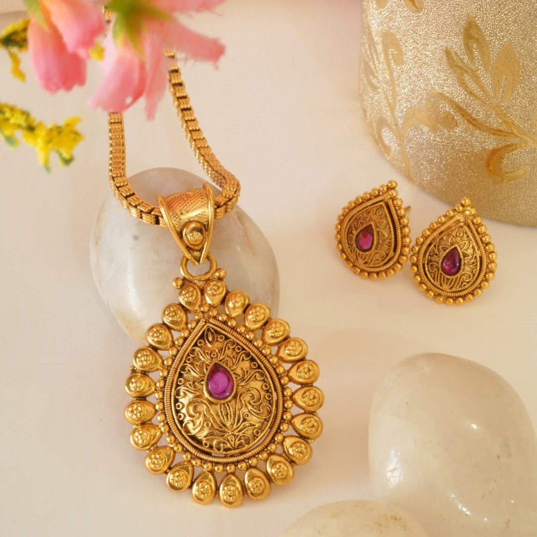 Classy Drop Pendant Brass Chain Set