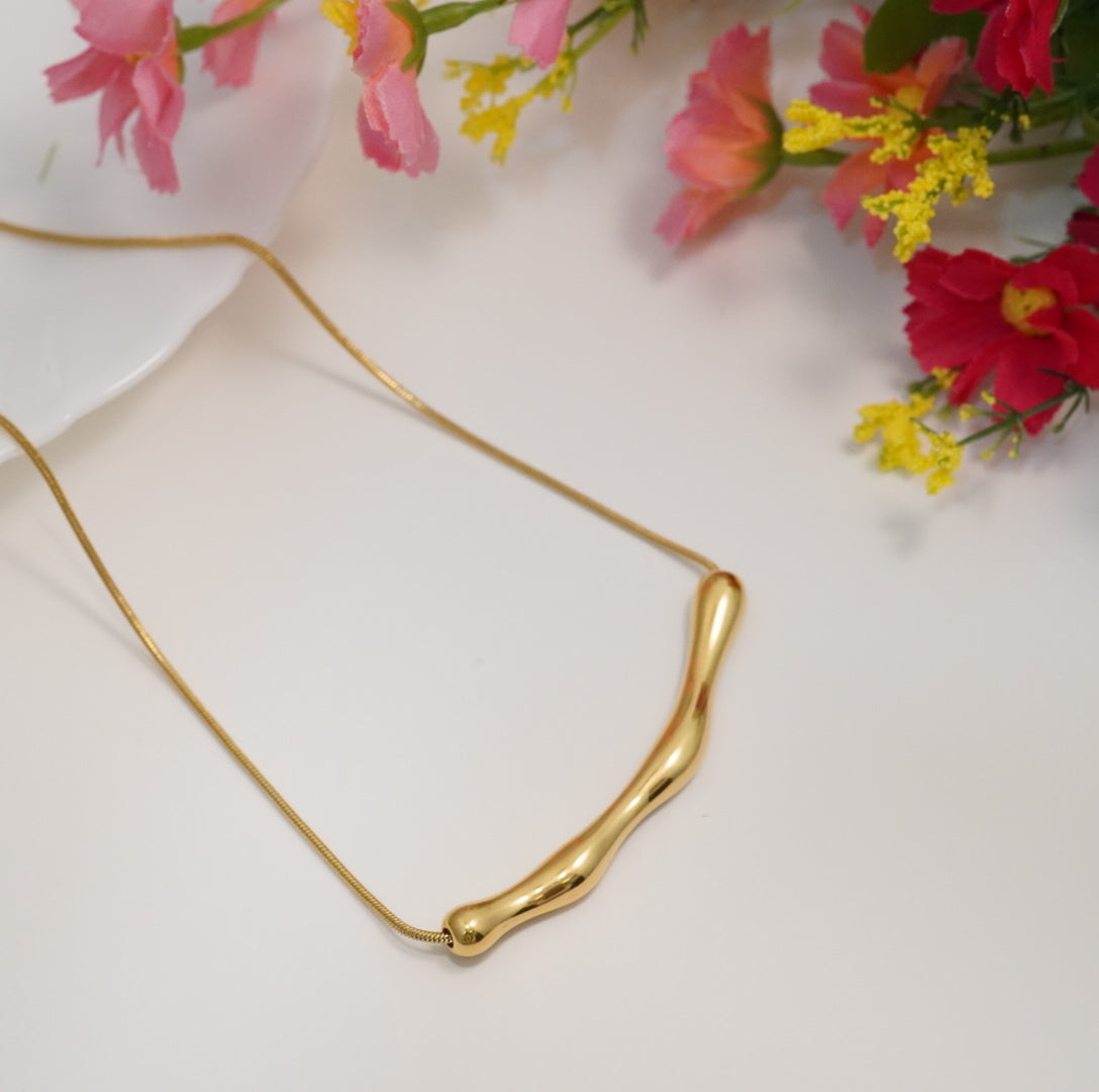 Sassy Modern Bold Elongated 18K Gold Plated Chain Pendant Necklace