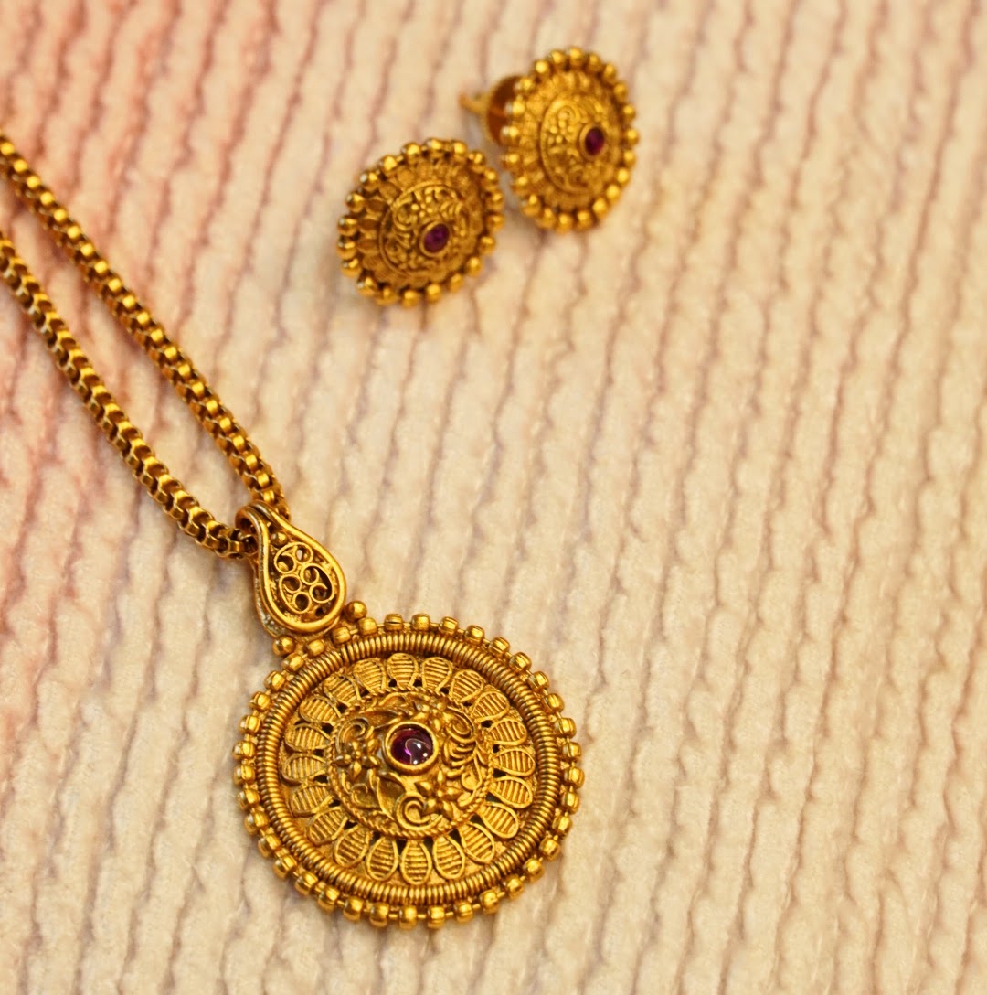 High Look Elegant Traditional Pendant Necklace Set with Stud Earrings in Matte Gold Finish Brass