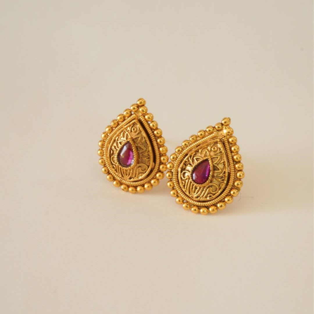 Classy Drop Pendant Brass Chain Set