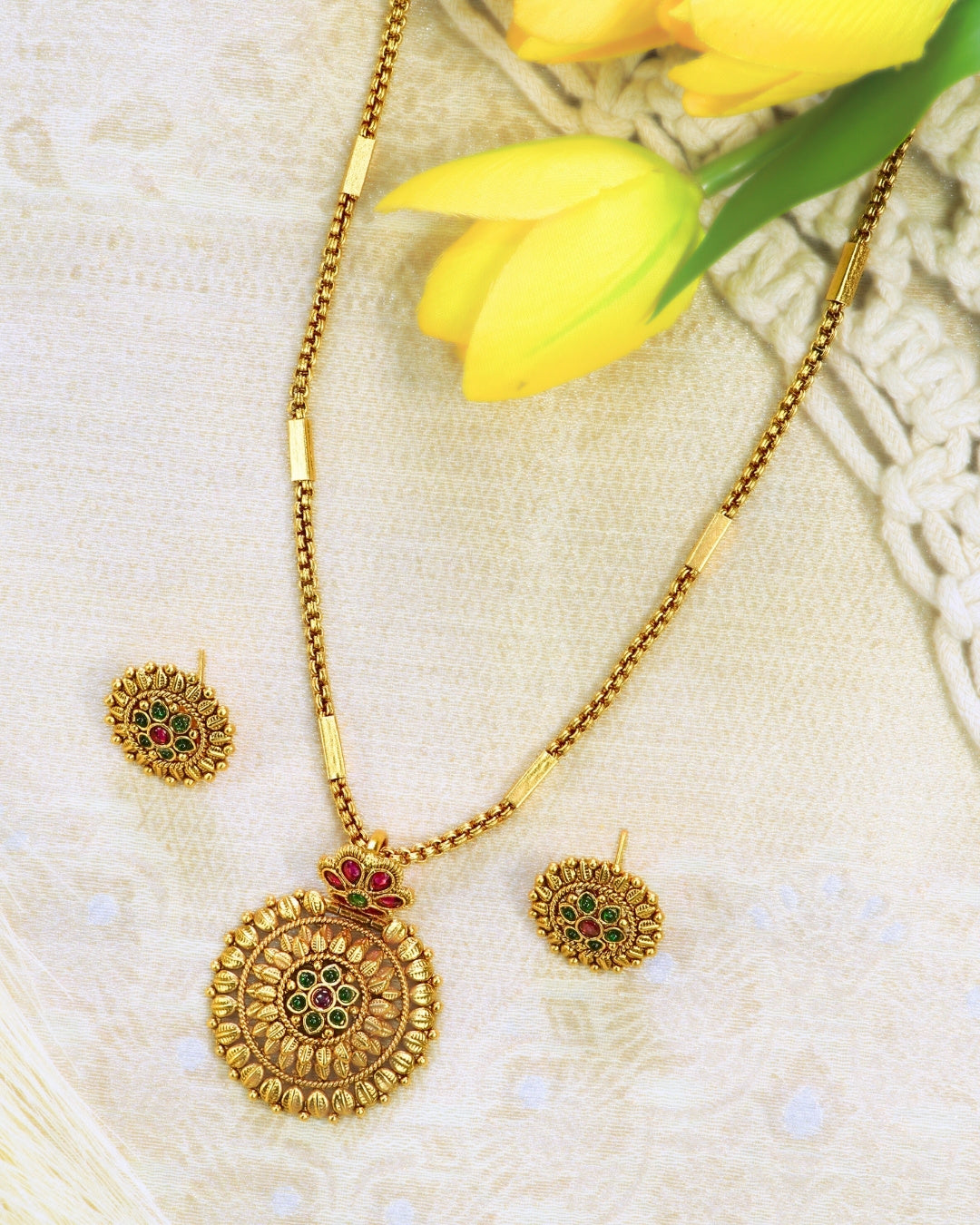 Floral Bold Round Pendant Chain Necklace Set