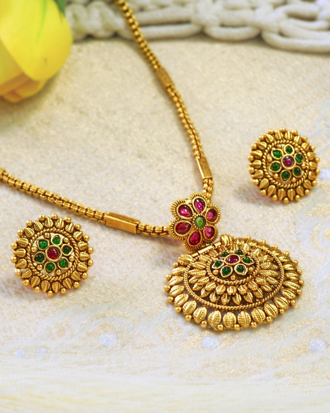 Floral Bold Round Pendant Chain Necklace Set