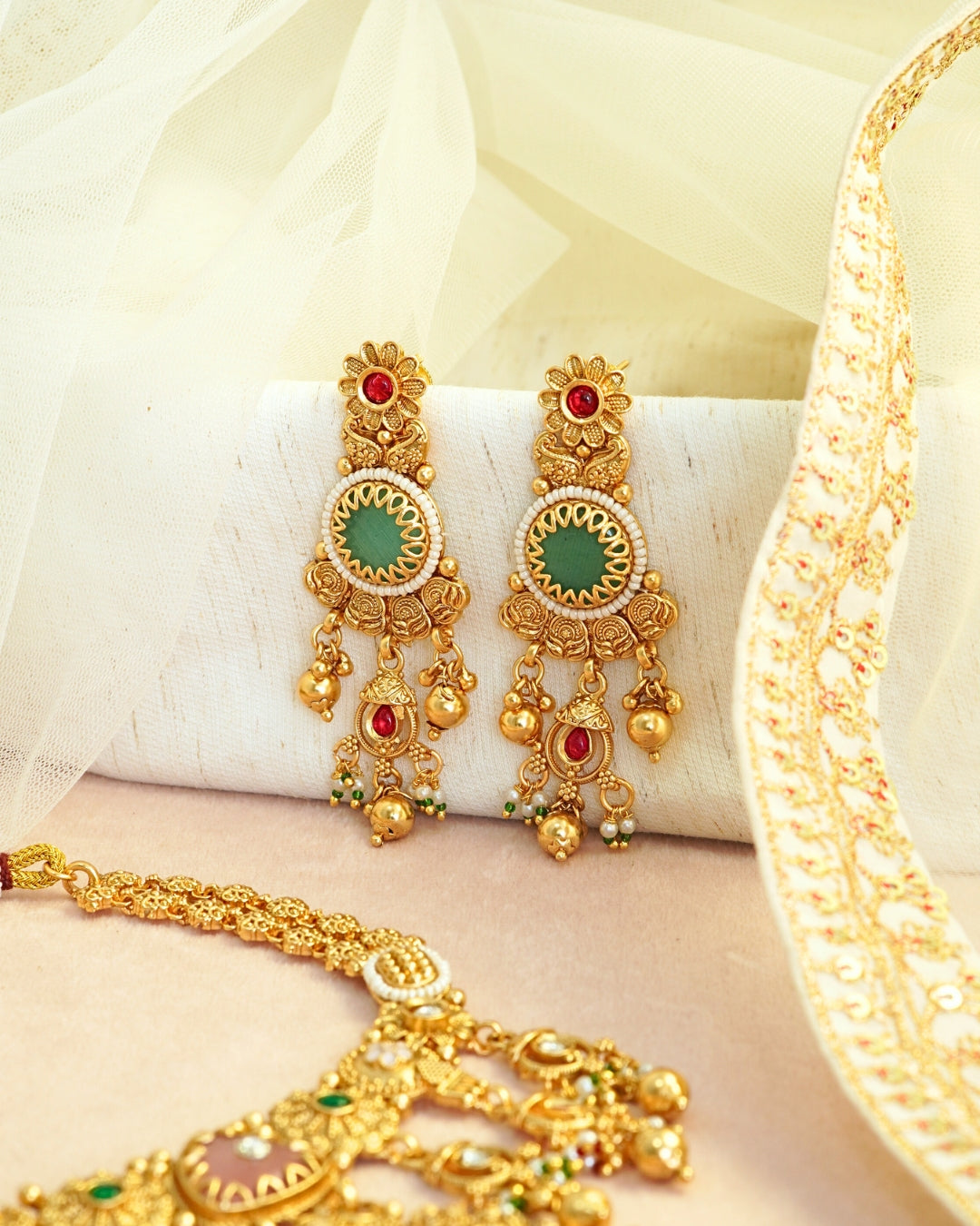 Beads-Studded Gold-Plated Round Rajwadi Necklace Set