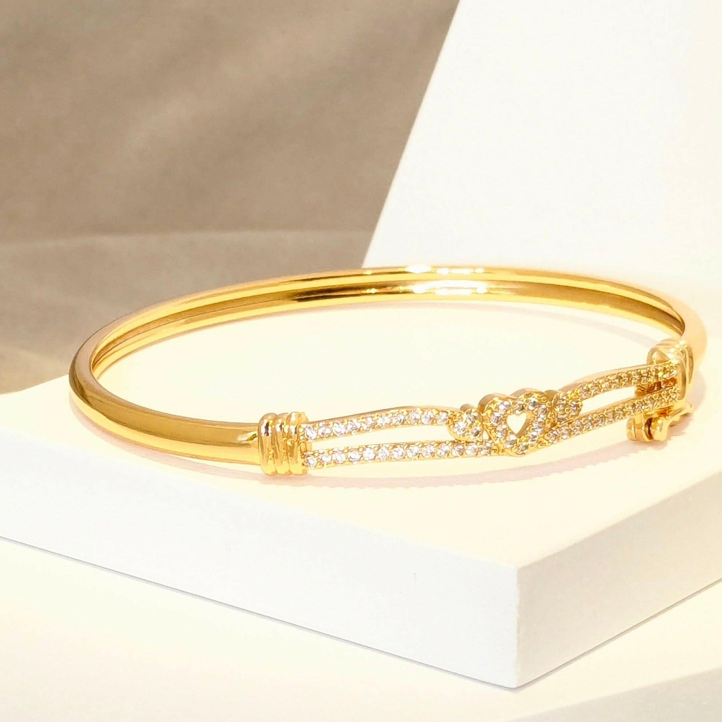 Sleek Heart Shaped 18K Gold Plated Zirconia Studded Minimal Bracelet