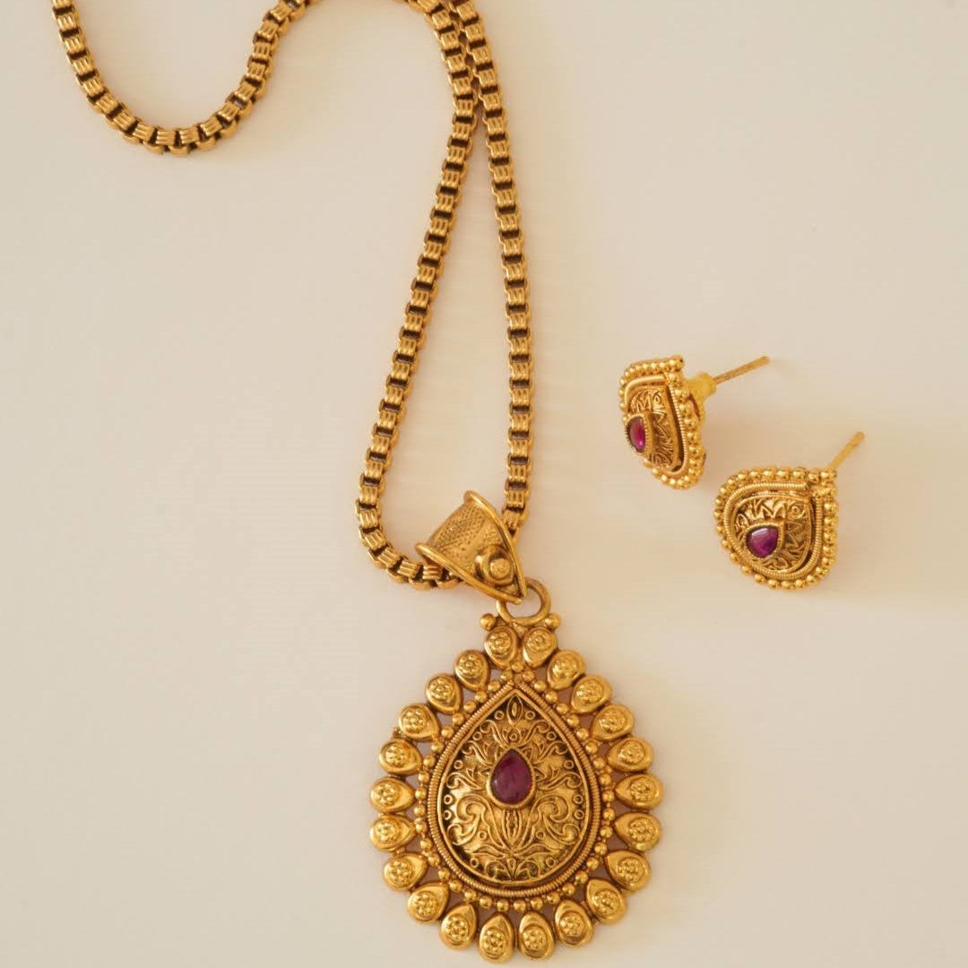Classy Drop Pendant Brass Chain Set
