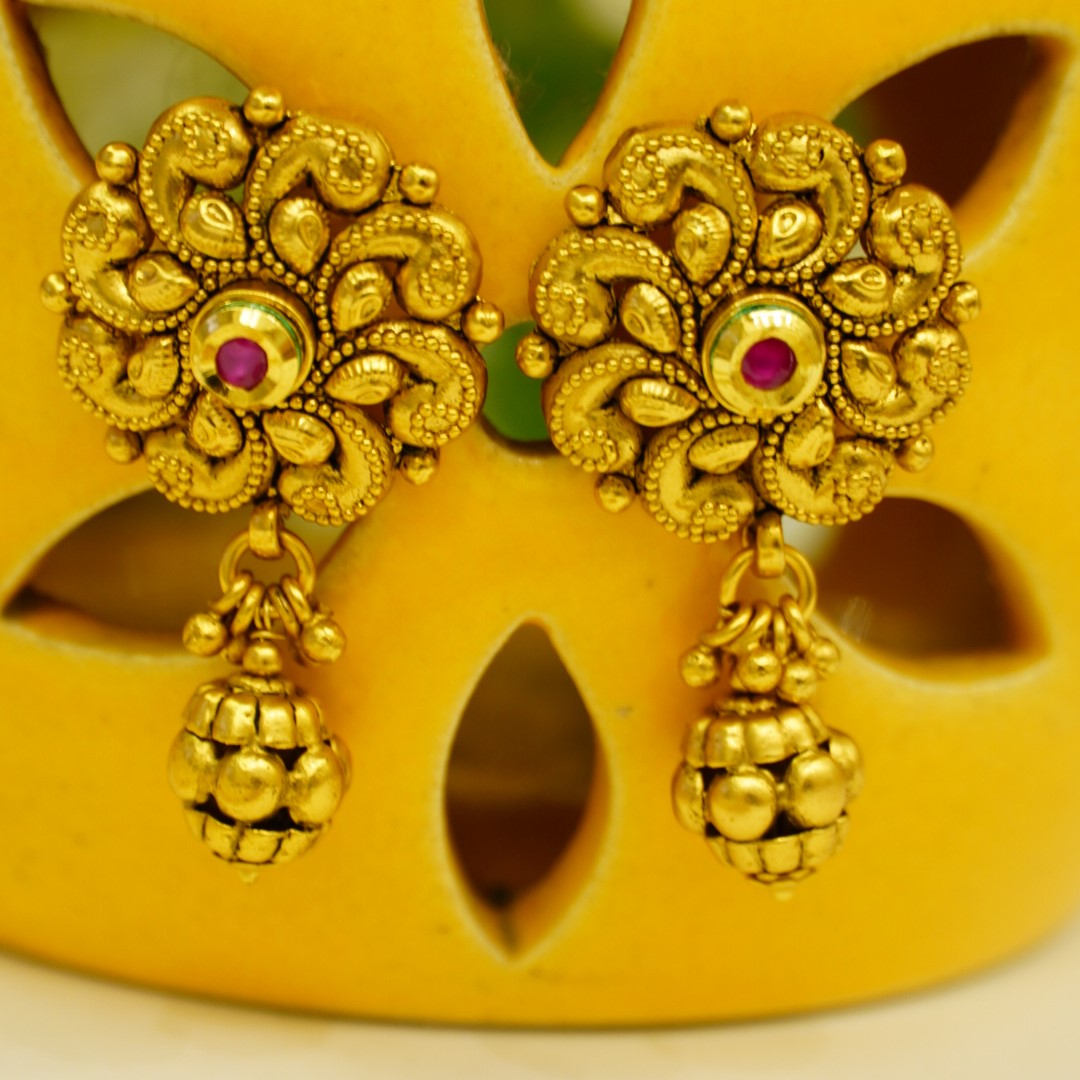 Traditional Pendant in Beaded Chain with Drop Earrings